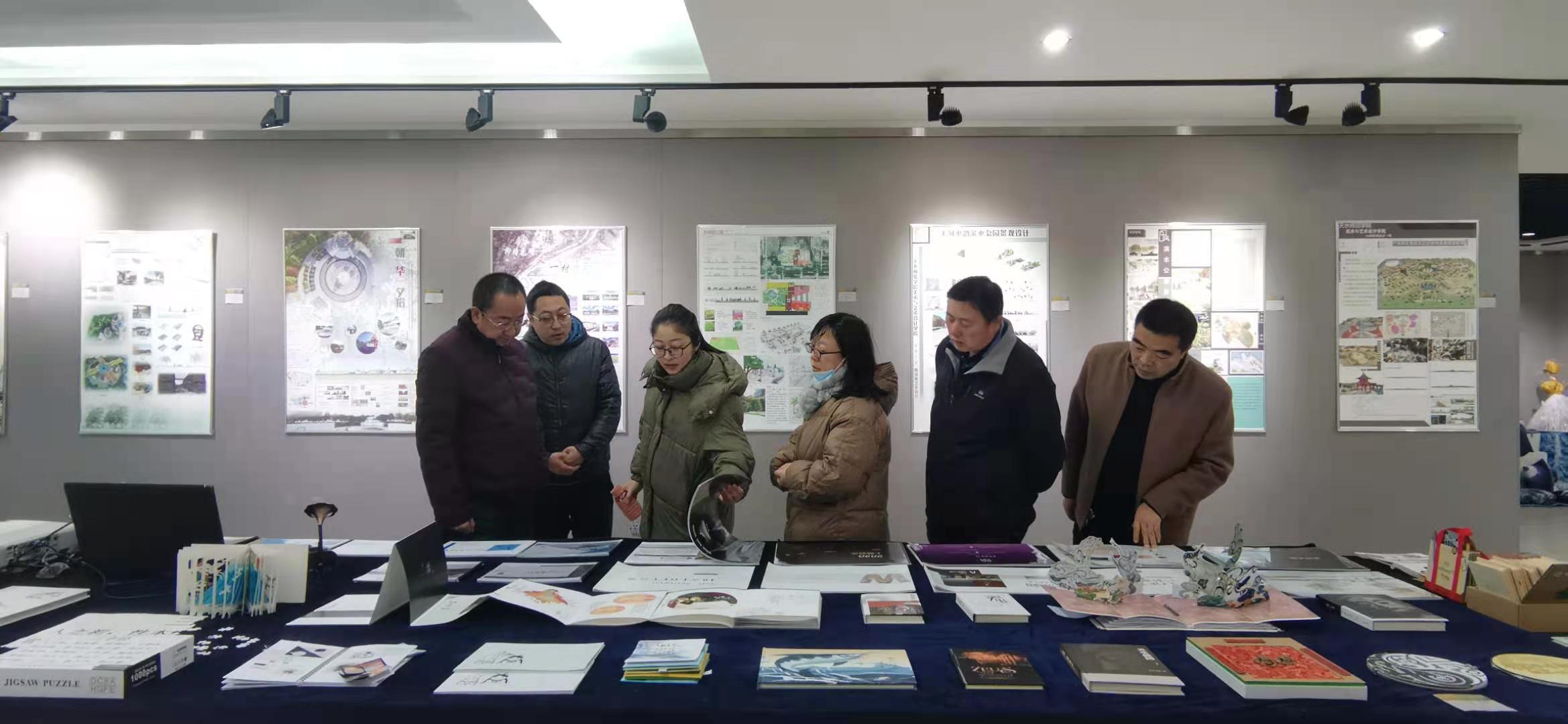 新闻 正文学院领导参观展览后,对本次课程教学成果展给予了高度评价
